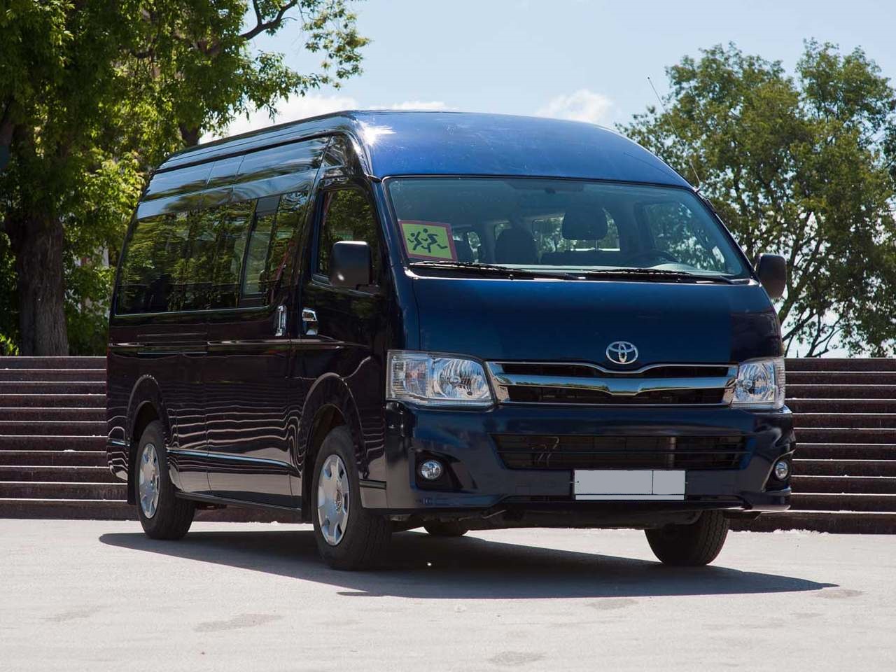 Заказ и аренда Toyota Hiace с водителем во Владивостоке - ВладиБас